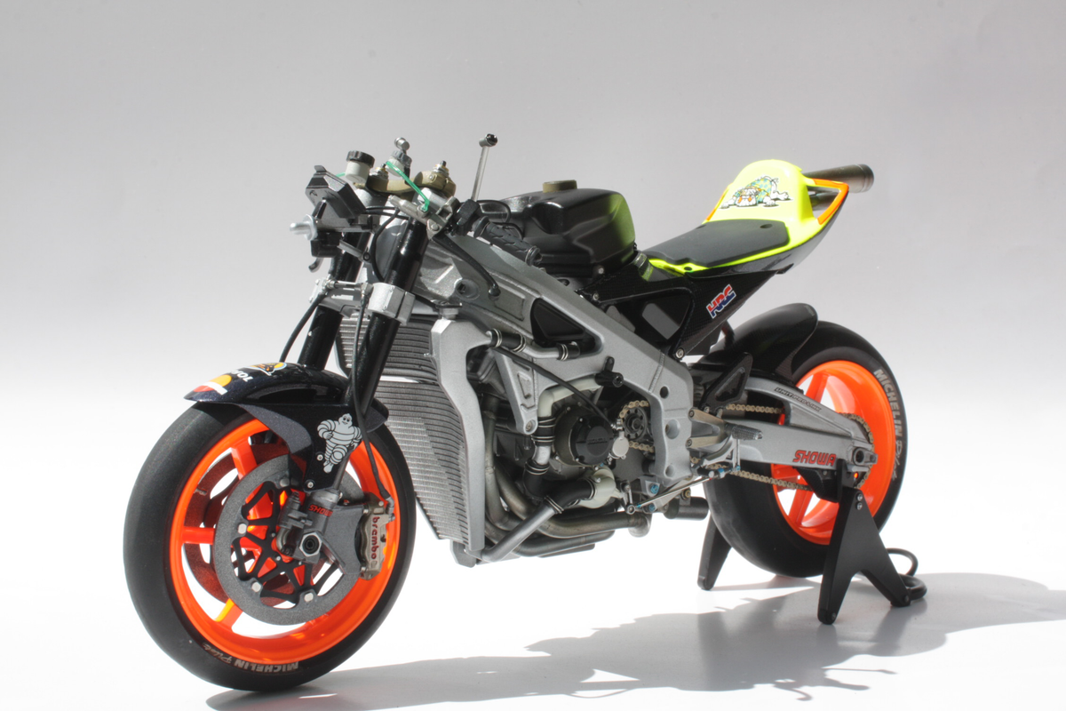 Tamiya 1/12 Repsol Honda RC211V '03 - Rossi, Valencia edition