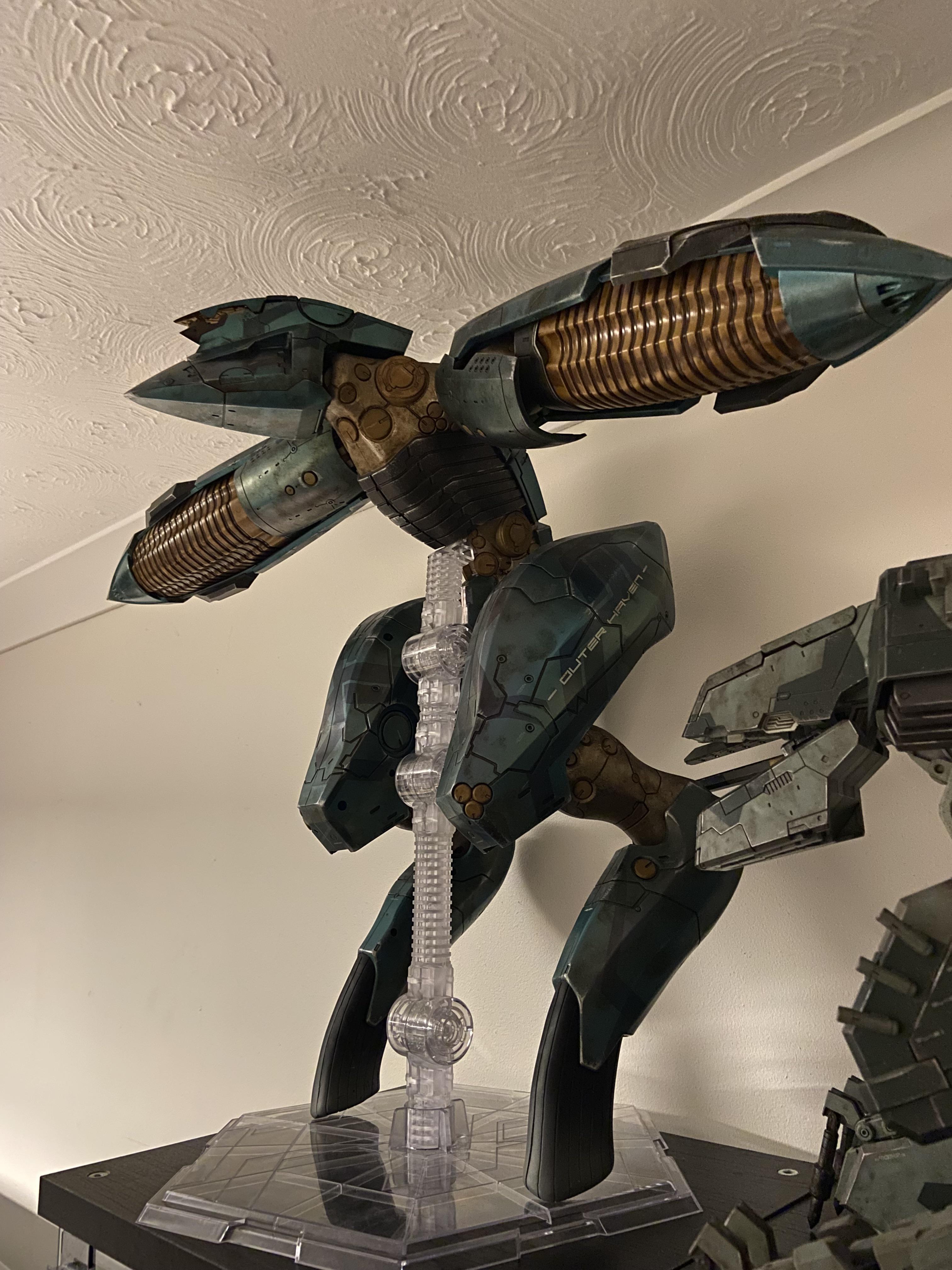 1/48スケールのThreeAメタルギアRAY。この巨大な像/フィギュアに付属