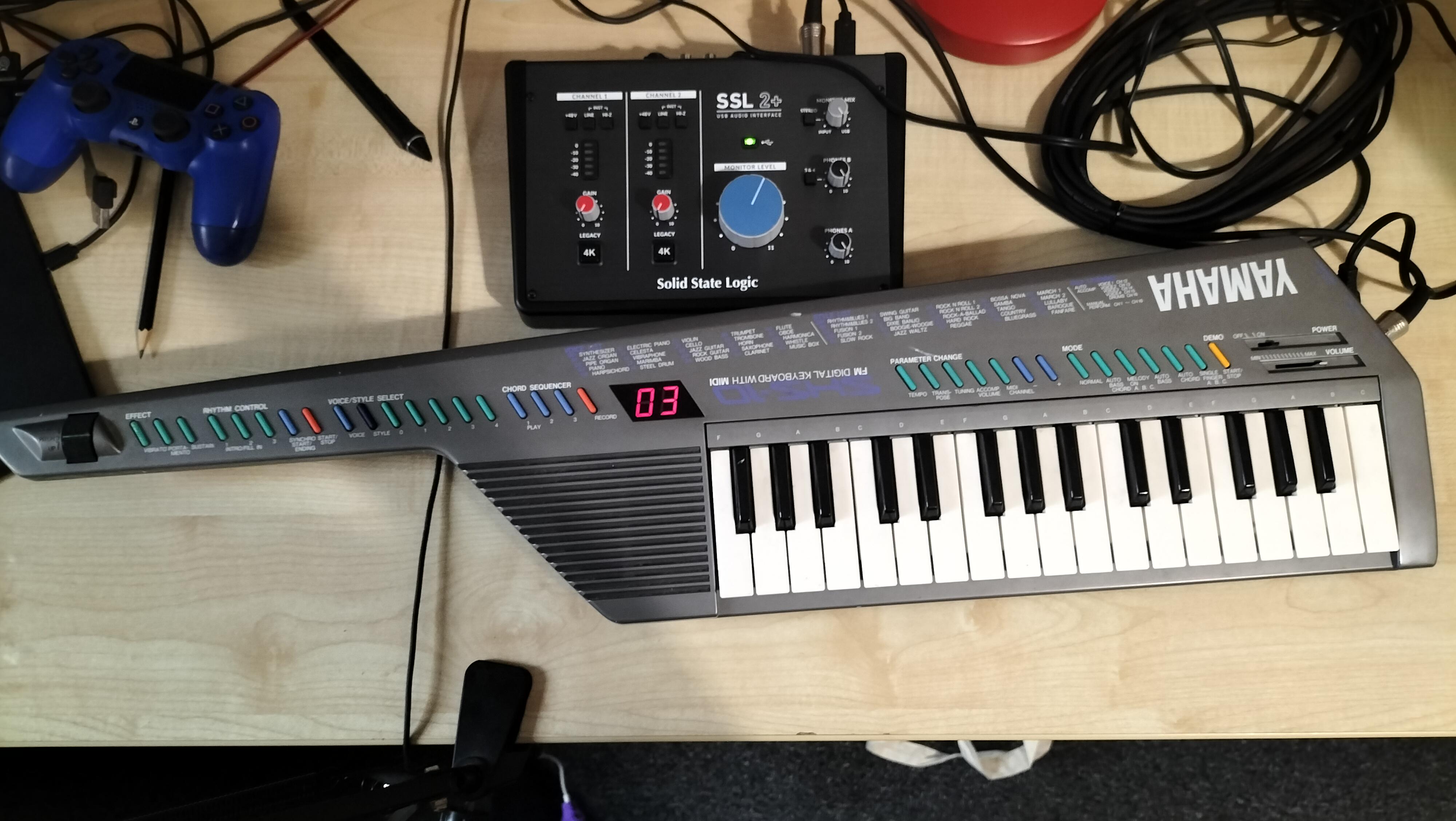 お父さんの古い Yamaha SHS-10 を見つけて MIDI を使いたかったん