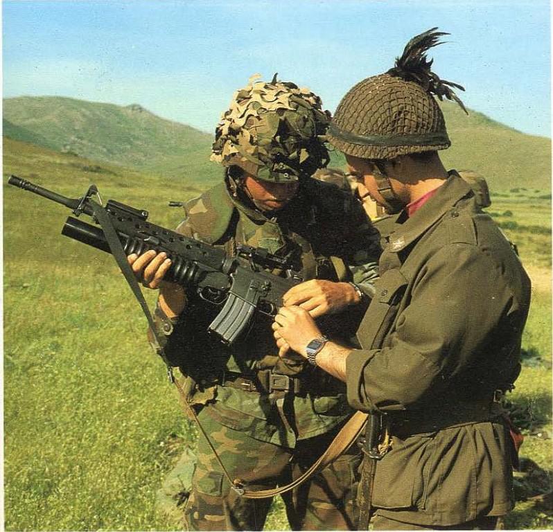 80年代後半、イタリア軍のベルサリエリにM16の仕組みを説明する米海兵