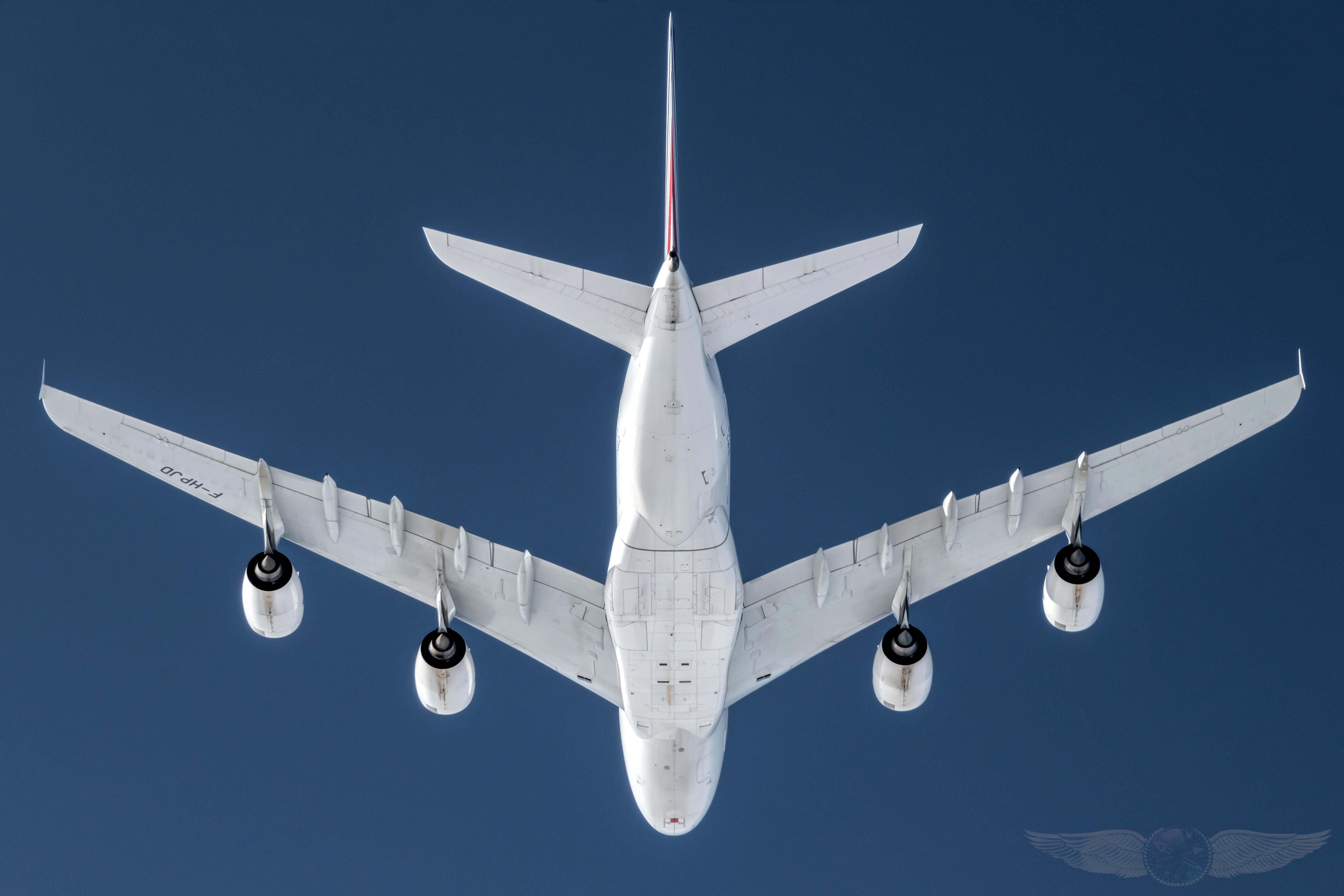 エアバスA380が俺らの上1000フィートを通過中 : r/aviation