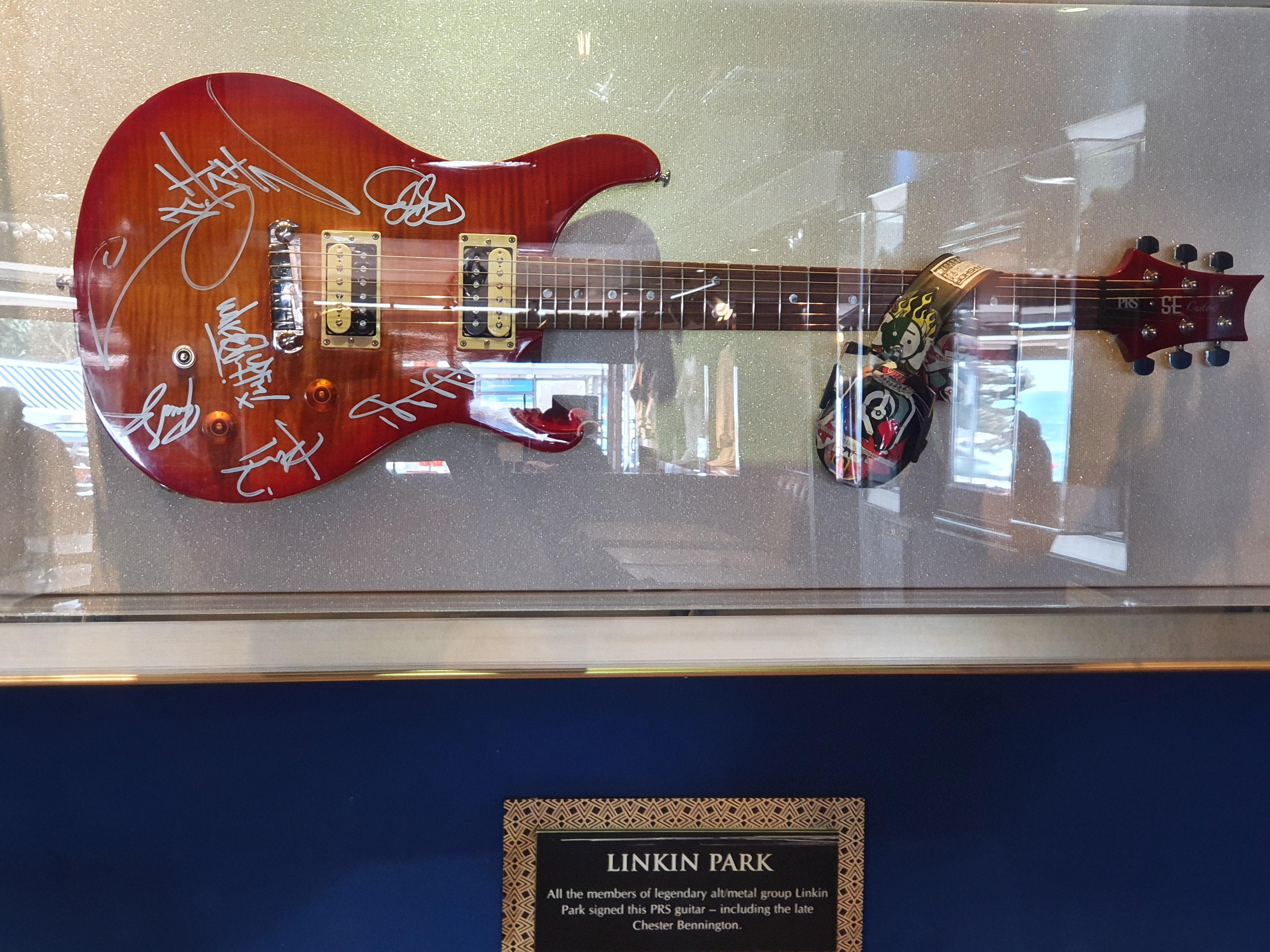 南アフリカの小さな海辺の町で、Linkin Park (Chesterのサイン入り) の