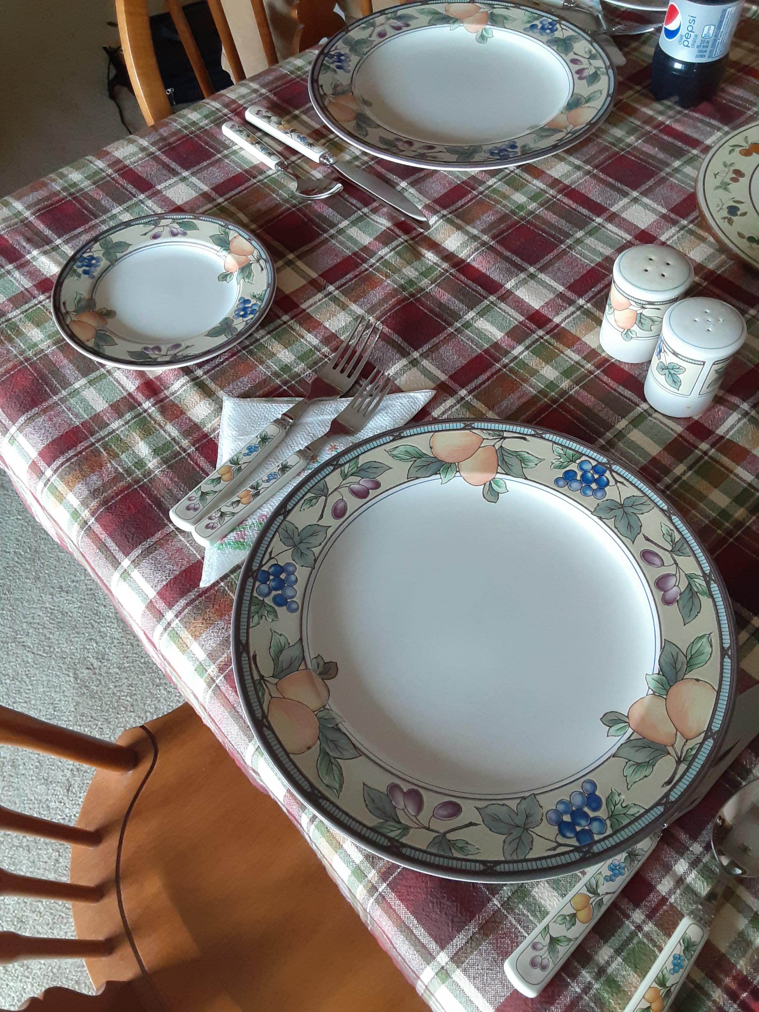 ミカサガーデンハーベストのお皿。1990年に買って、今でもお母さんが