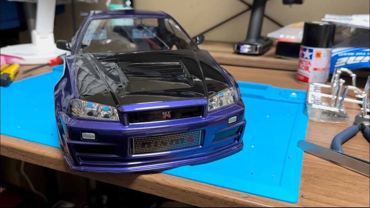 タミヤ 日産スカイラインR34GTRのボディを作ってみました。 - YouTube