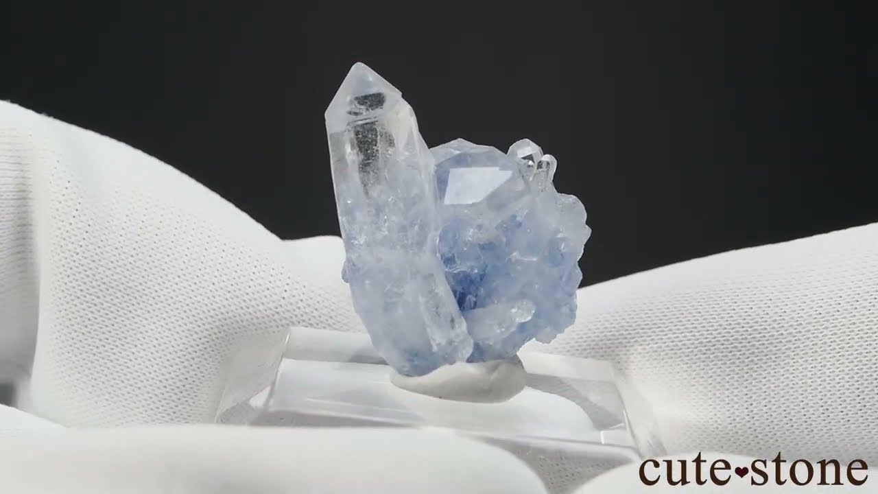 ブラジル産 デュモルチェライトインクォーツの原石 No.10 - YouTube