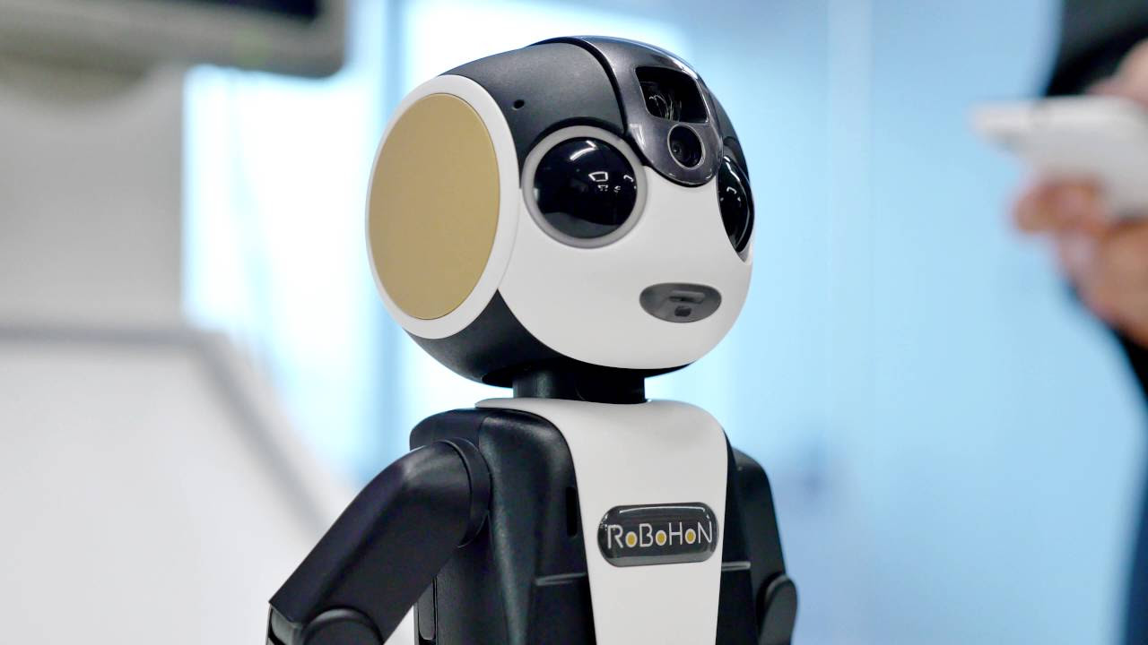 4Kで観るモバイル型ロボット電話SHARP「RoBoHoN」 - YouTube