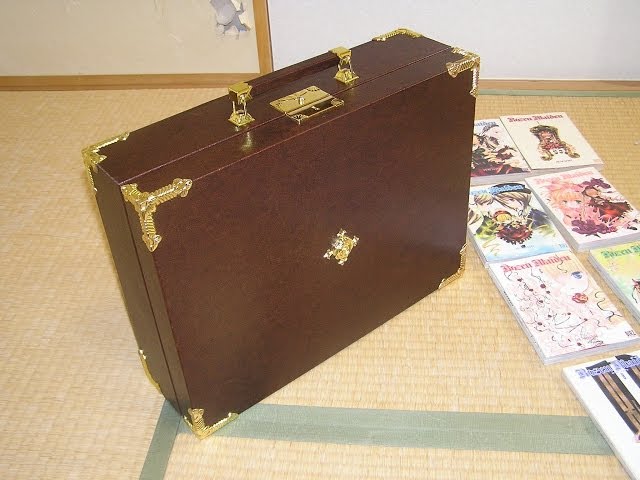 ローゼンメイデン、「薔薇乙女達の鞄（ばらおとめたちのかばん）」を