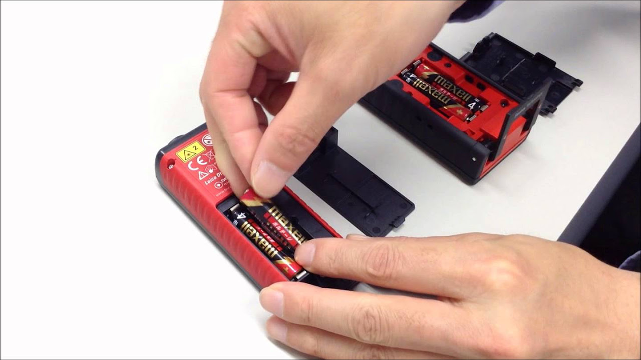 レーザー距離計 DISTO D210: 開けやすくなった電池蓋 - YouTube