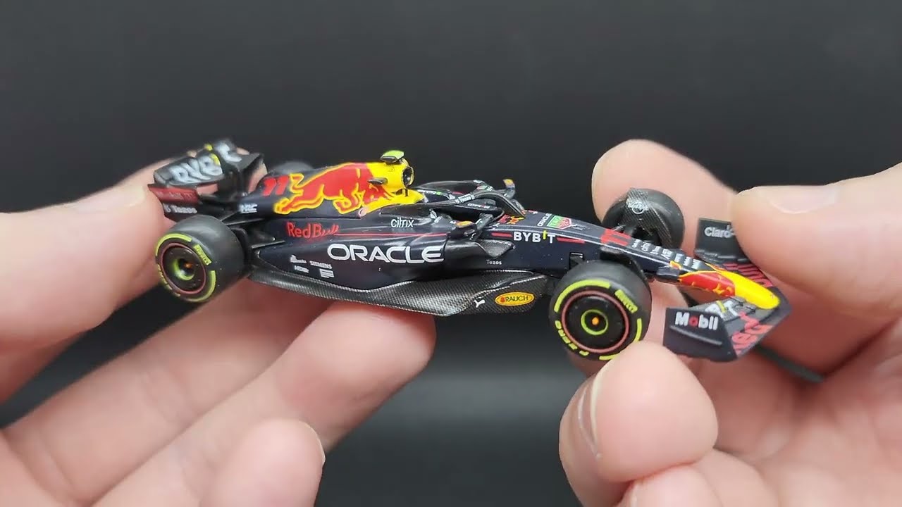 1/64 Mini GT Oracle Red Bull Racing RB18 #11 Sergio Pérez 2022