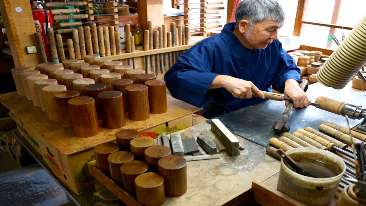 The Japanese tea caddy making process. A tea caddy made by an 89