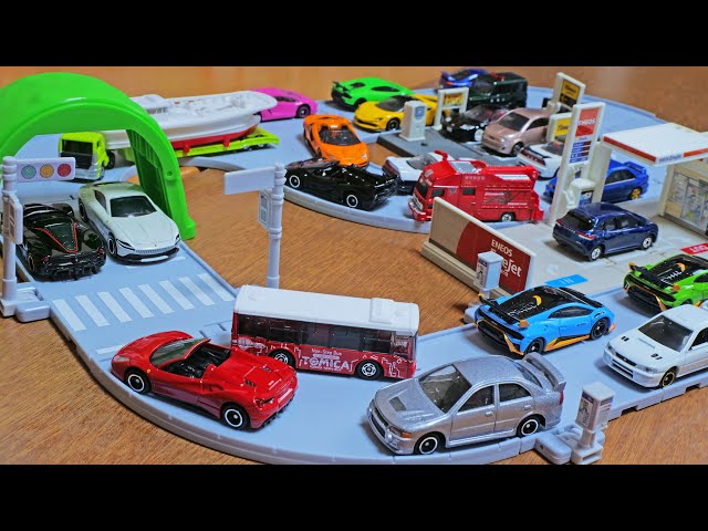 まちやどうろがいっぱい！トミカタウンセット（トミカ付）でトミカを