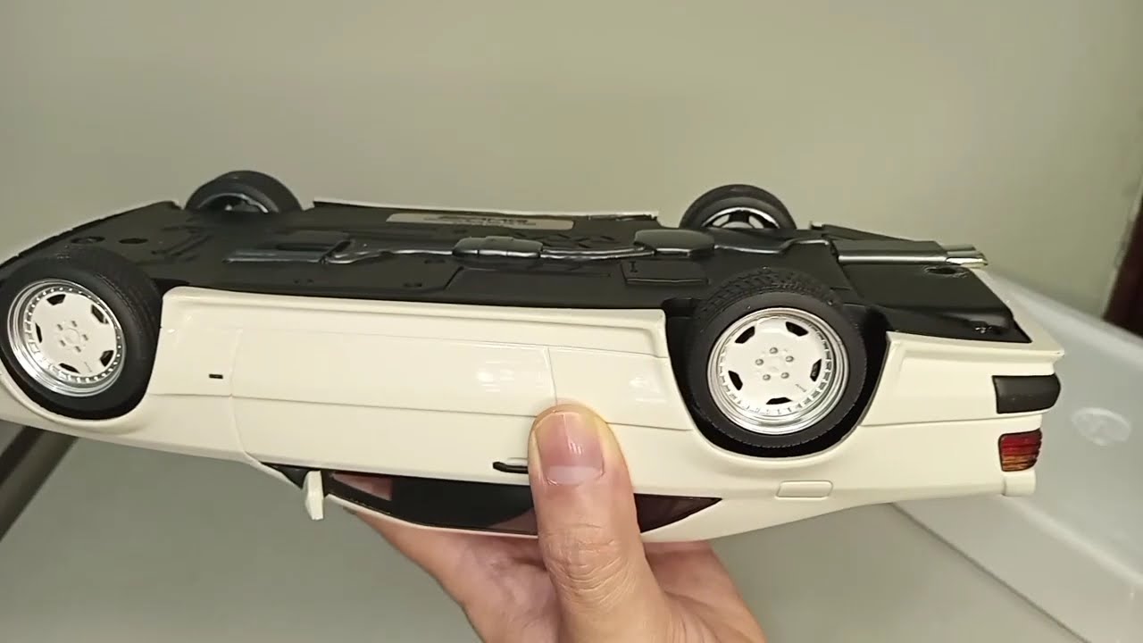 Diecast 1:18 Mercedes 300CE C124 AMG The Hammer White by