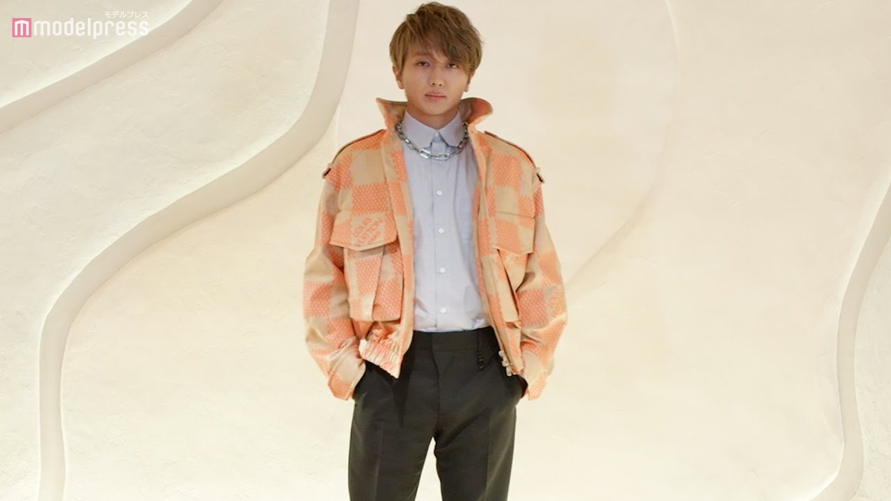 Nissy（西島隆弘）オレンジ色のダミエ柄アウターおしゃれに着こなす