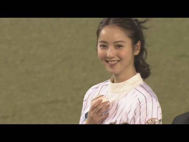 女優の佐々木希さん】かわいすぎて失神しそうな始球式 - YouTube