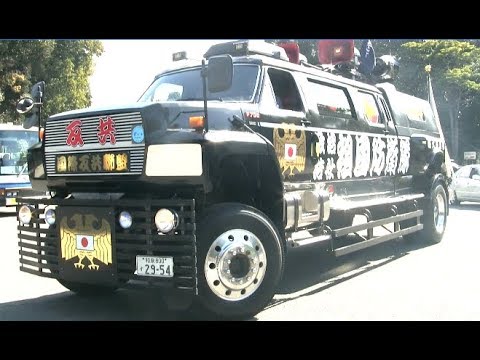 右翼街宣車が凄すぎた！【建国記念日・橿原神宮】MAD MAX F700 Ford