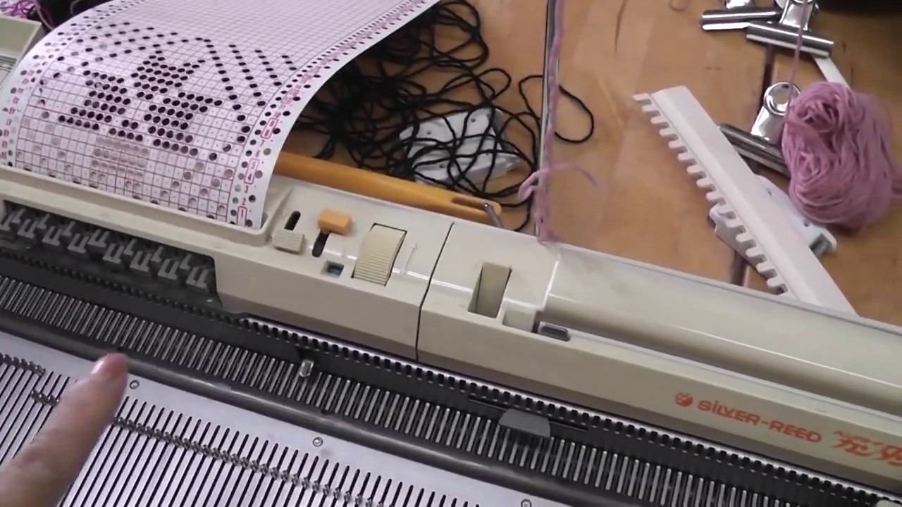 Japanese knitting machine シルバー編み機 - YouTube