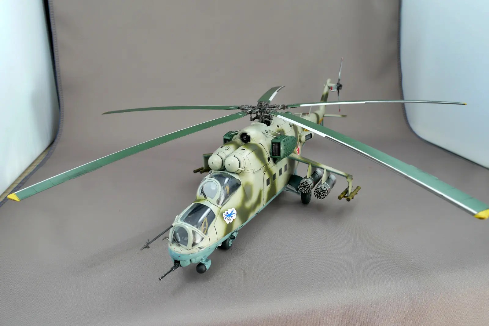 ソビエト軍戦闘ヘリコプター MIL-Mi24 ハインド ズベズダ 1/48