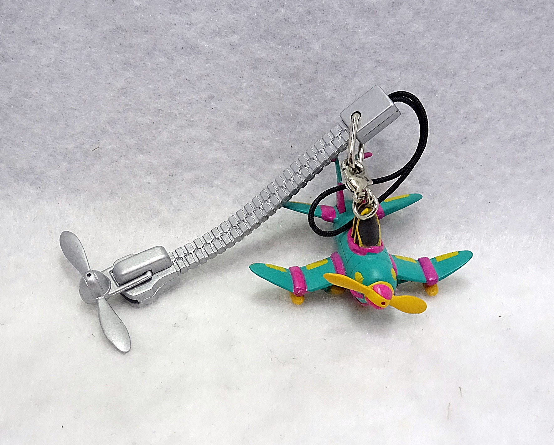 プライズアイテム ジョジョの奇妙な冒険 第5部 ジッパー型携帯