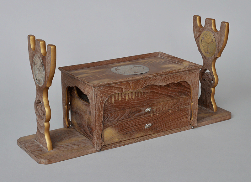 桑秋草田舎家蒔絵刀掛Mulberry wooden and lacquered sword rack with