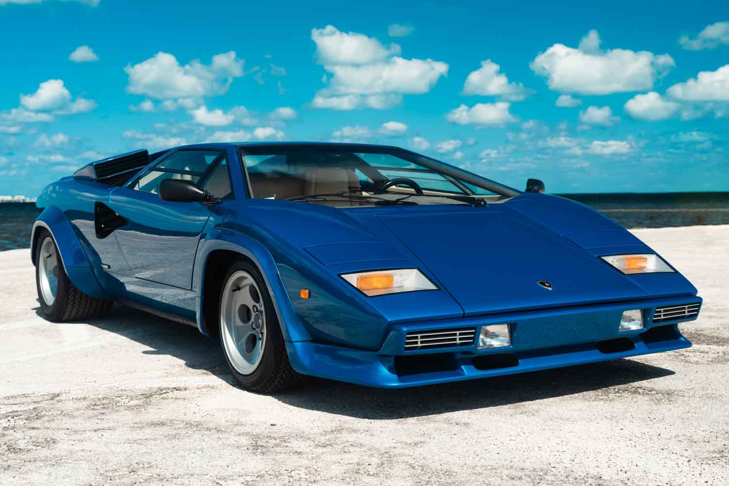 ウルフ・カウンタック」を応用した「LP400S」が9000万円弱で落札