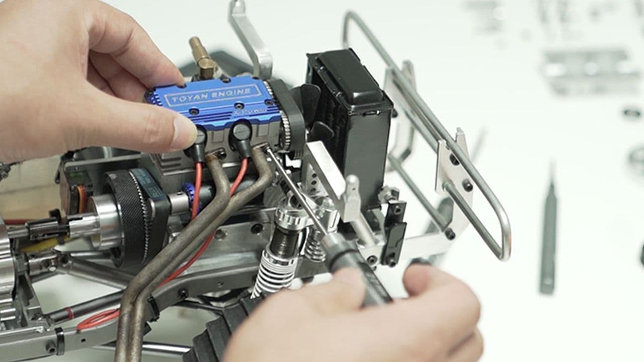 水冷・4ストローク・2気筒・3.5ccエンジンを自分で組み立てるキット「X