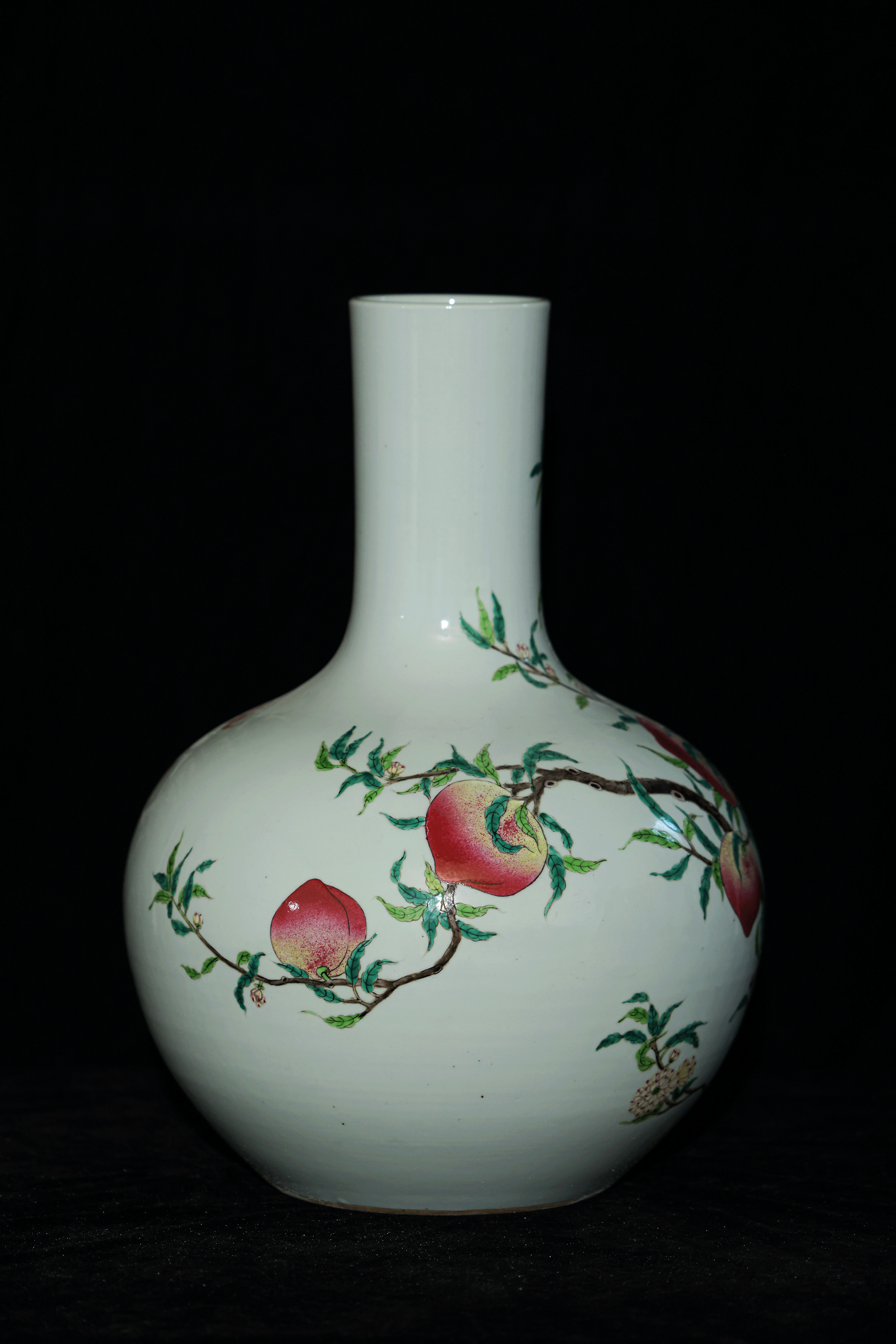 清乾隆粉彩九桃紋天球瓶