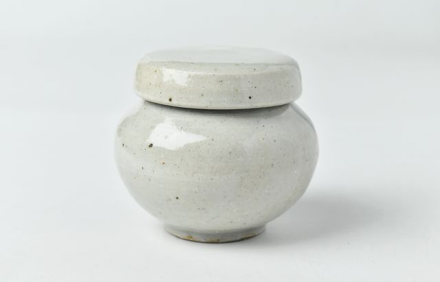 日高伸治 10 白磁蓋付薬壺 中 ｜ 暮らしのうつわ花田 和食器 通販