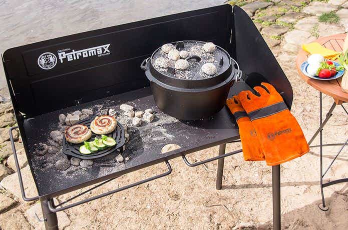 炭火の直置きOK！ダッチオーブン調理用テーブルがハードでワイルド