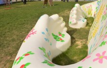 梅田に体験型アート「お花の妖精 フラワーマン」 大宮エリーさん初の大