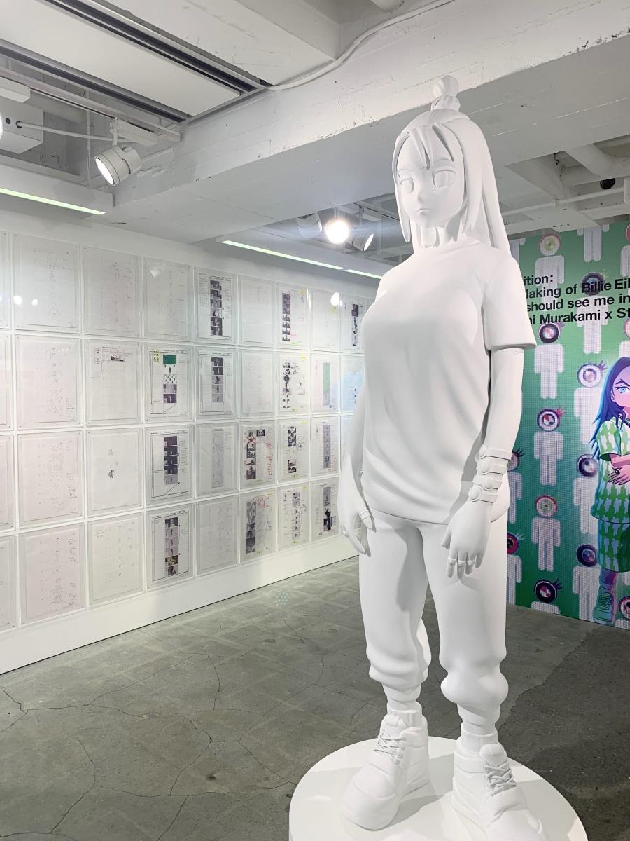 中野でロス出身シンガーのビリー・アイリッシュさんMV展 村上隆さん作