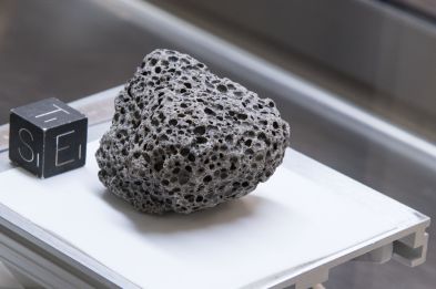 月面着陸50年、「月の石」は今も厳重管理 - WSJ