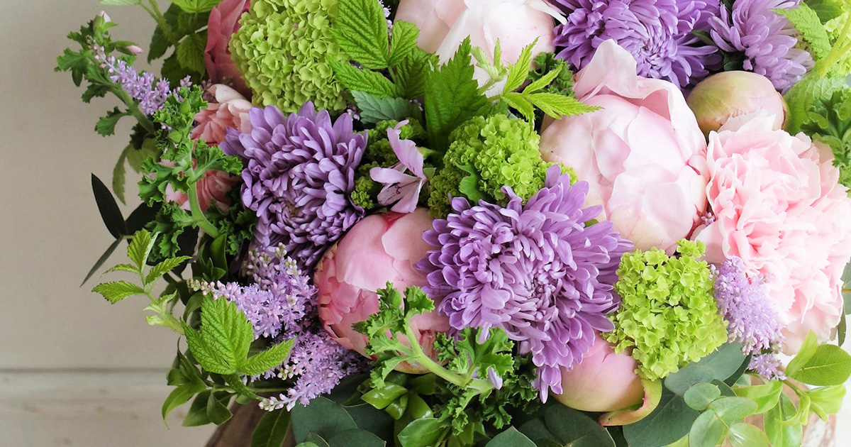 ふんわりと大きく、華やか。淡いピンクのシャクヤクが主役の誕生日の