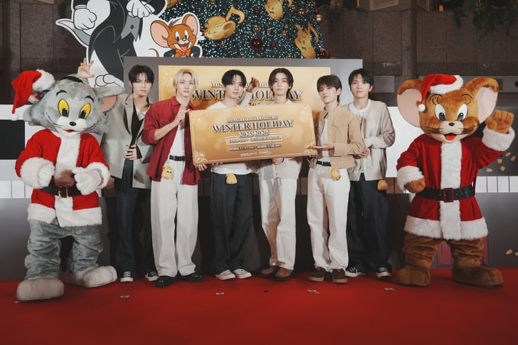 BOYNEXTDOOR、横浜でトムとジェリーと再会！ツリーの前で「SAY CHEESE