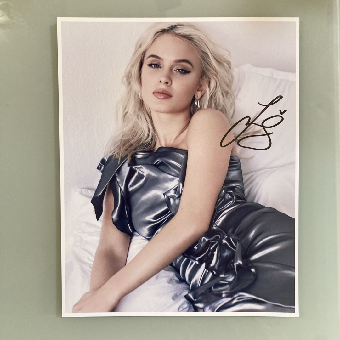 ザララーソン直筆サイン入り超大型写真…Zara Larssonの通販 by