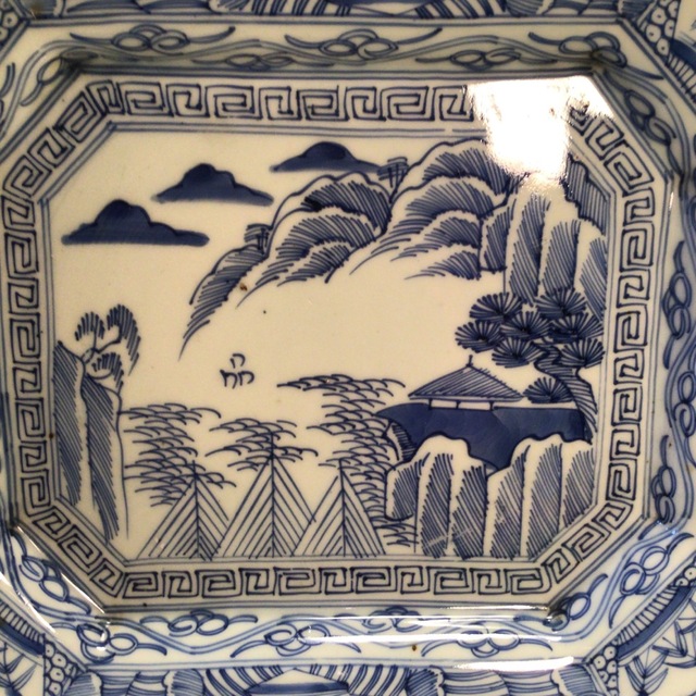 A682 古伊万里 染付 線描 見込山水紋様 窓絵に草花 角皿 隅切り皿 1枚