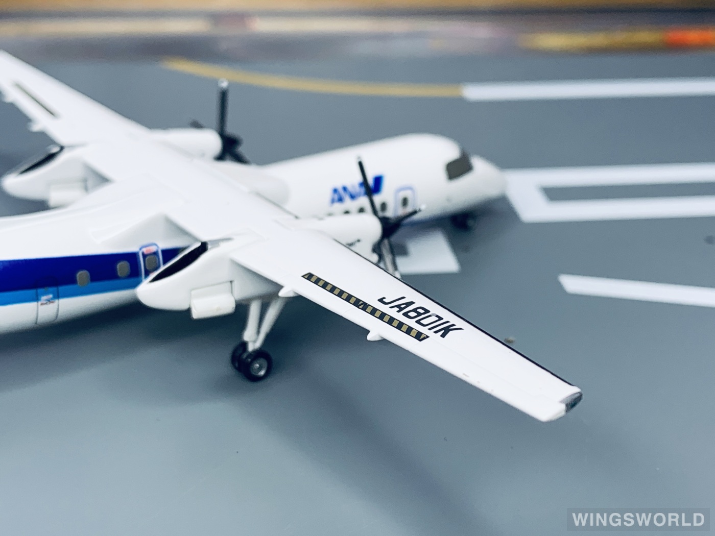 Hogan 1:200 Bombardier Dash 8-300 ANA 全日空DH28011 JA801K 的照片
