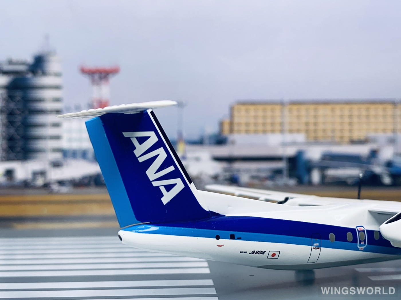 Hogan 1:200 Bombardier Dash 8-300 ANA 全日空DH28011 JA801K 的照片