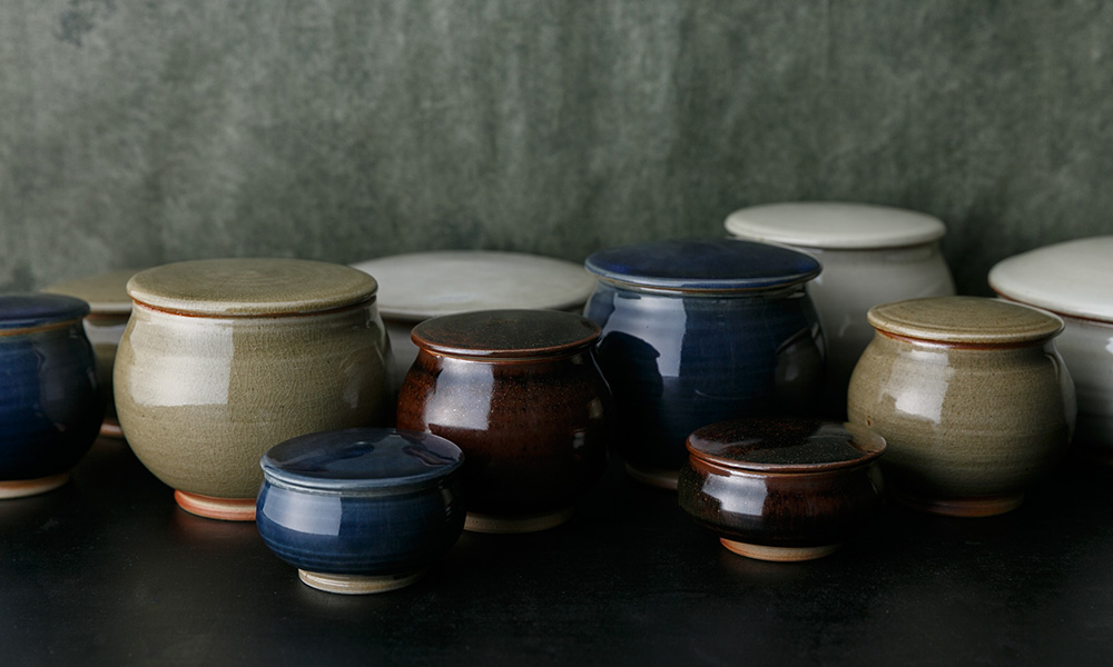 島根の伝統、石見焼の蓋付鉢蓋物というモダンな器 | ToKoSie ー トコシエ