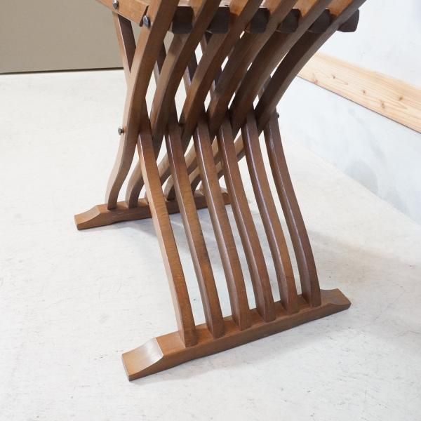 イタリアの伝統家具サヴォナローラチェアです。美しい彫刻が目を引く