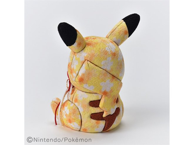 ピカチュウ」の江戸木目込み人形、黄色いボディを和人形衣裳で表現