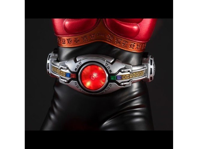 30,800円、全高約40cmの「Ultimate Article 仮面ライダークウガ
