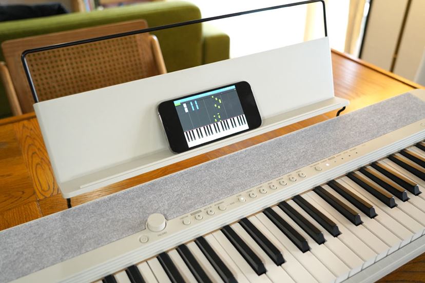 おしゃれキーボード「カシオトーン CT-S1」でピアノ未経験男子が演奏に