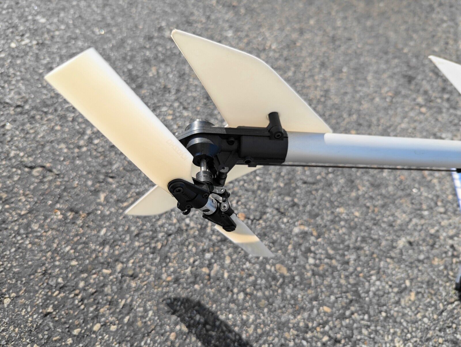 KYOSHO CONCEPT 60 RC ENGINE POWERED HELICOPTER Chassis w/ Engine