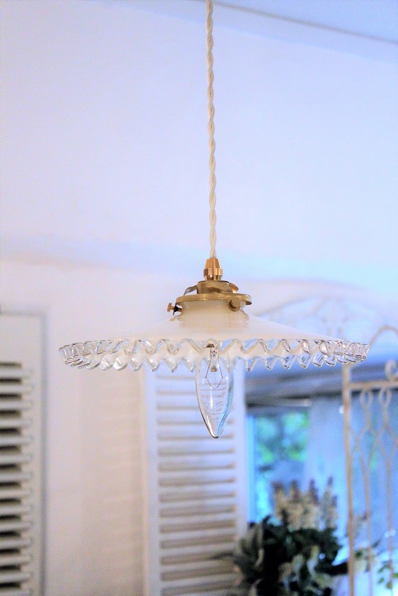 フランスアンティーク・オパリンガラス・フラットフリルシェード