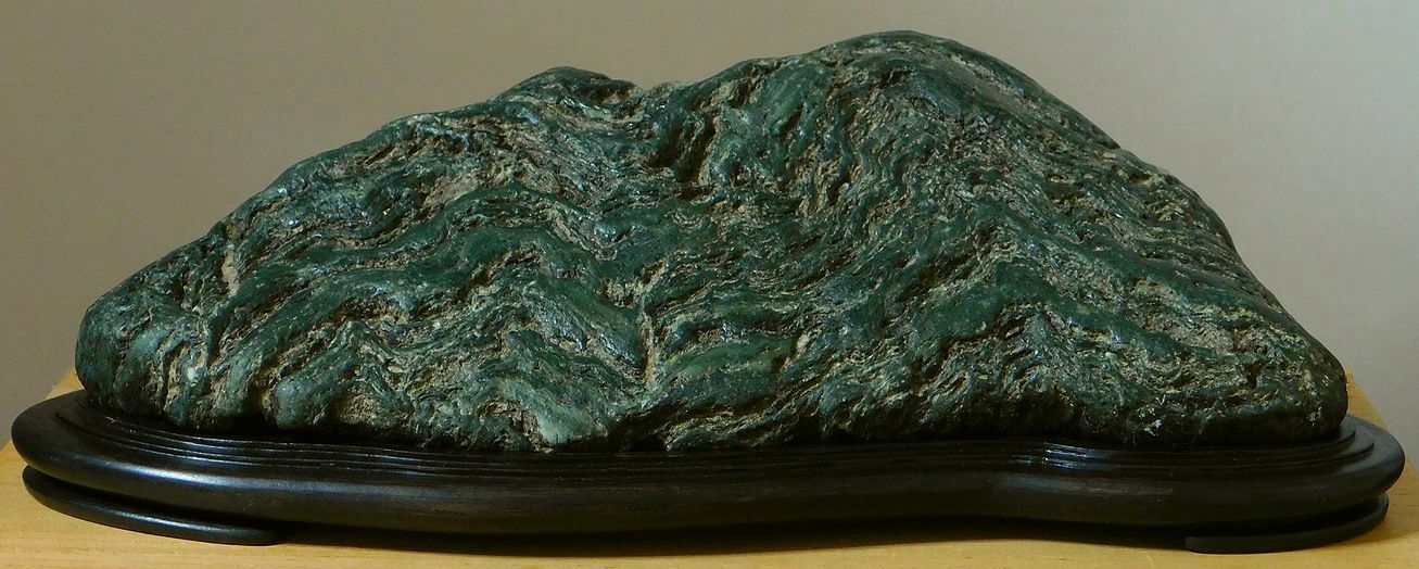 緋山酔恭「山水石美術館」 全国の水石・美石を紹介 神居古潭石 (輝緑