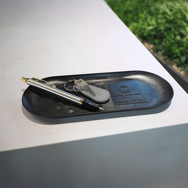 JALとっておきの逸品｜CFRPマルチトレー: JAL