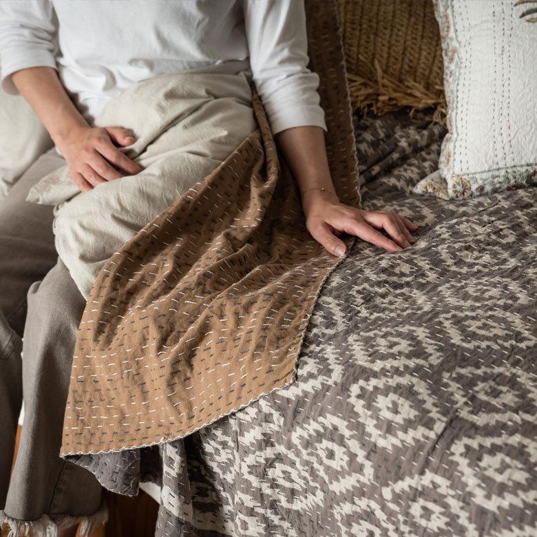 マルチカバー キルト 大判 ブランケット 正方形 ソファ ベッド 幾何柄