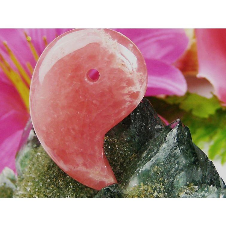 インカローズ ロードクロサイト 勾玉 k1-1354 : 誠安天然石専門店