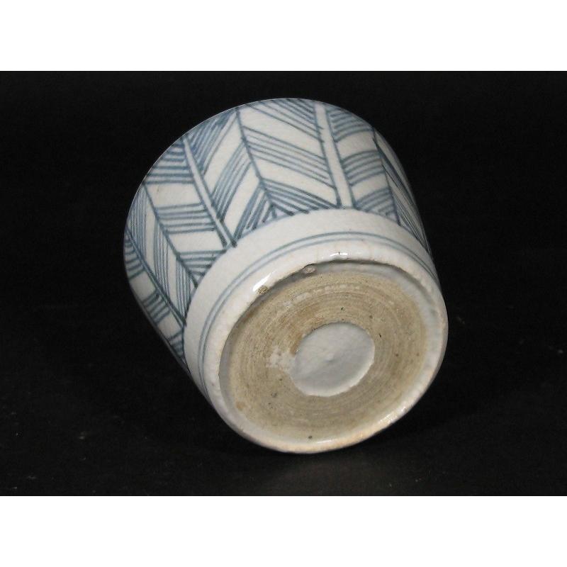 古伊万里 染付 矢羽根文 見込み虫文 蛇の目高台 蕎麦猪口 (12) : SK