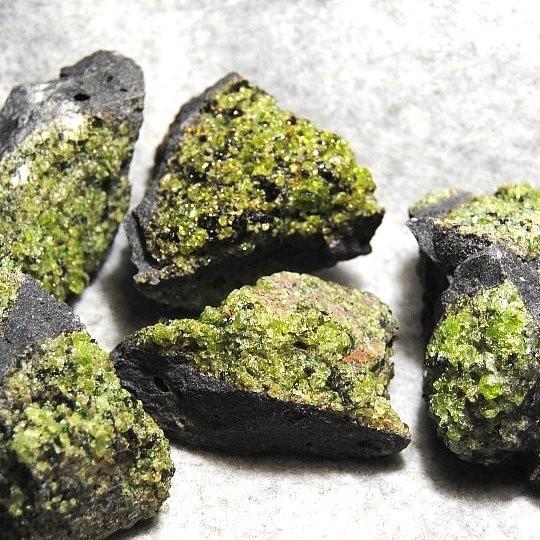 ペリドット アリゾナ産 母岩付き原石 約550g詰め合わせ、2-6個入り